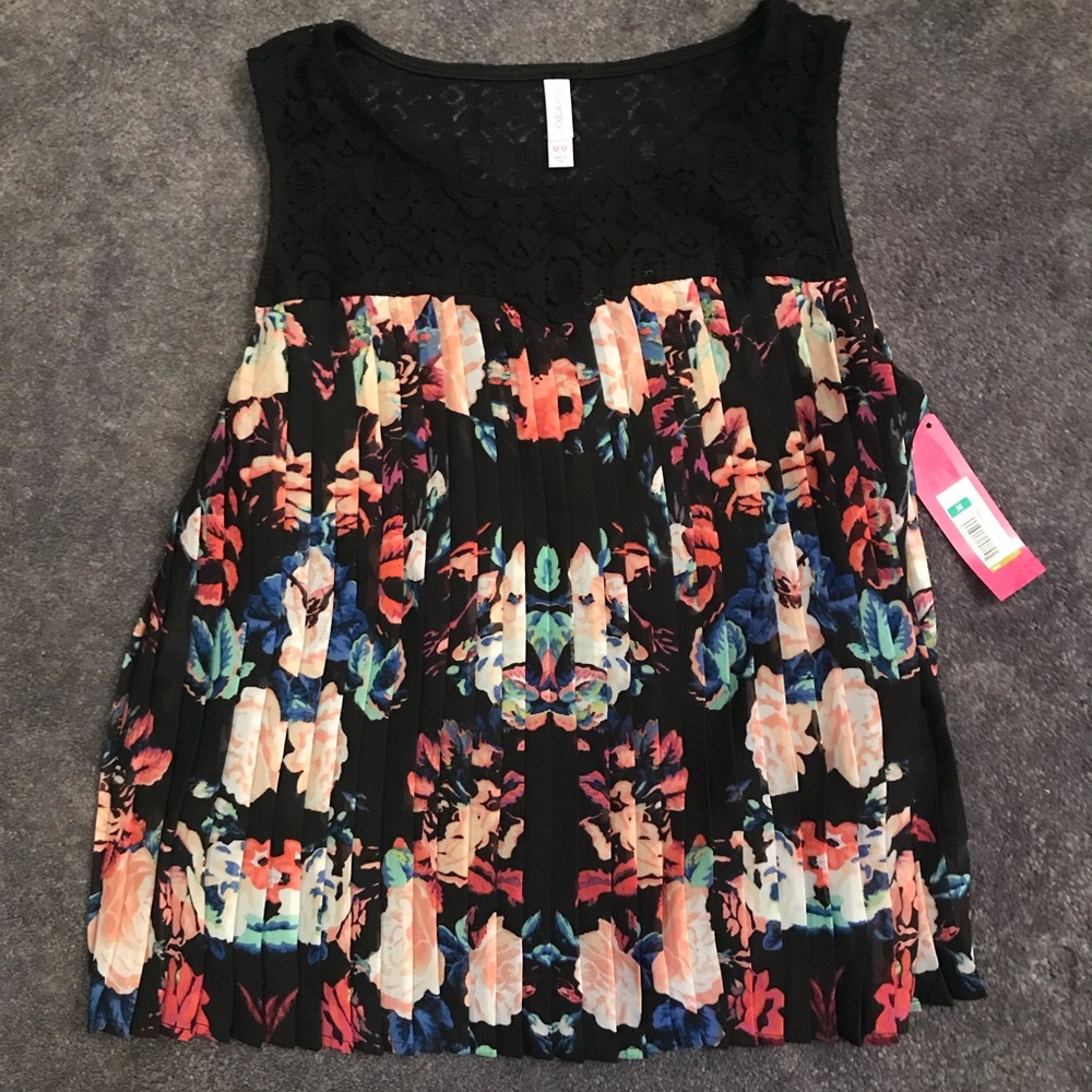 Pleated Floral Blouse w/ Lace Detail Size M